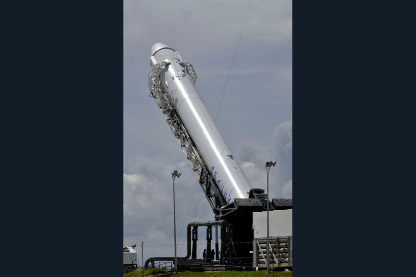 当地时间2012年10月7日，美国太空探索技术公司（SpaceX）向国际空间站发射“龙”货运飞船。  BRUCE WEAVER/东方IC_商业飞船“龙”首次向国际空间站运货