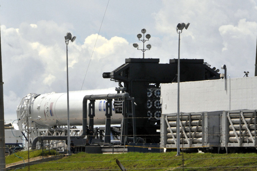 当地时间2012年10月7日，美国太空探索技术公司（SpaceX）向国际空间站发射“龙”货运飞船。  BRUCE WEAVER/东方IC_商业飞船“龙”首次向国际空间站运货