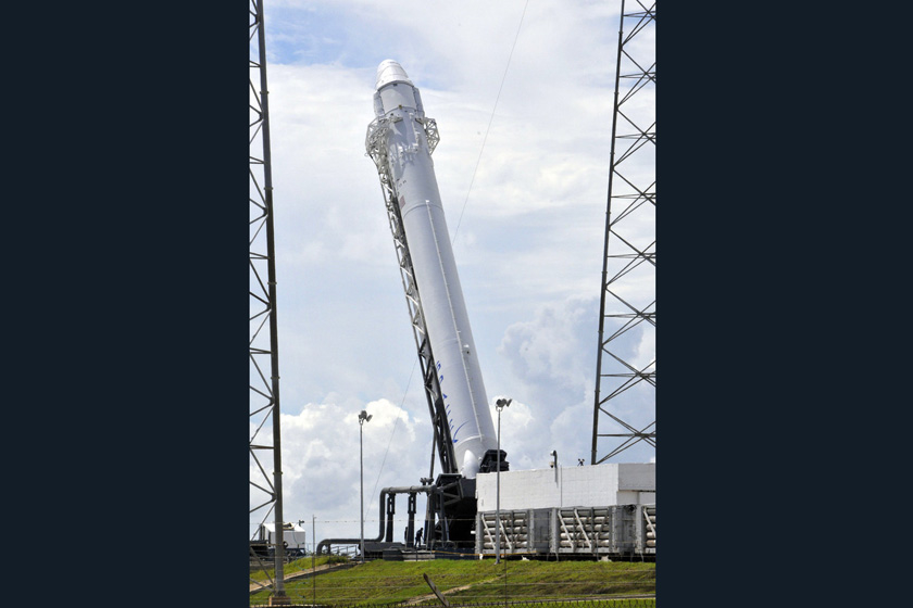 当地时间2012年10月7日，美国太空探索技术公司（SpaceX）向国际空间站发射“龙”货运飞船。 BRUCE WEAVER/东方IC_商业飞船“龙”首次向国际空间站运货