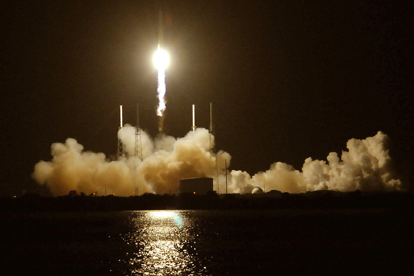 当地时间2012年10月7日，美国太空探索技术公司（SpaceX）向国际空间站发射“龙”货运飞船。  BRUCE WEAVER/东方IC_商业飞船“龙”首次向国际空间站运货