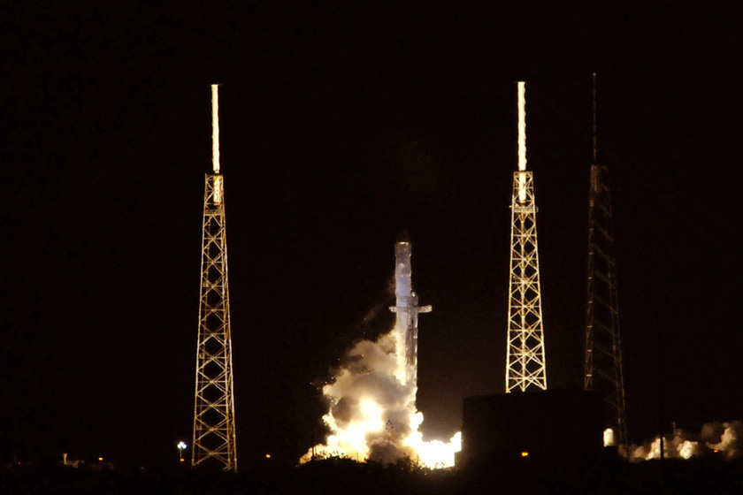 当地时间2012年10月7日，美国太空探索技术公司（SpaceX）向国际空间站发射“龙”货运飞船。  BRUCE WEAVER/东方IC_商业飞船“龙”首次向国际空间站运货