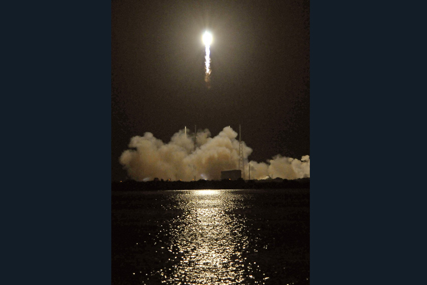 当地时间2012年10月7日，美国太空探索技术公司（SpaceX）向国际空间站发射“龙”货运飞船。  BRUCE WEAVER/东方IC_商业飞船“龙”首次向国际空间站运货