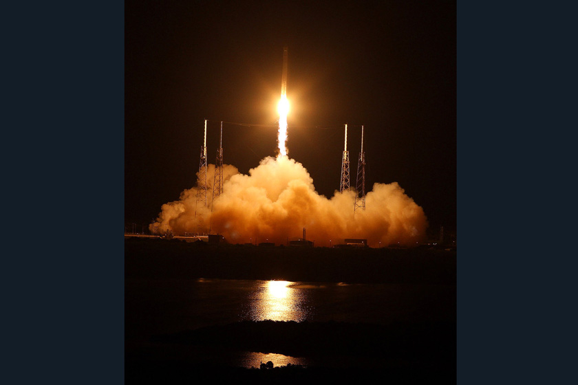 当地时间2012年10月7日，美国太空探索技术公司（SpaceX）向国际空间站发射“龙”货运飞船。  Red Huber/东方IC_商业飞船“龙”首次向国际空间站运货