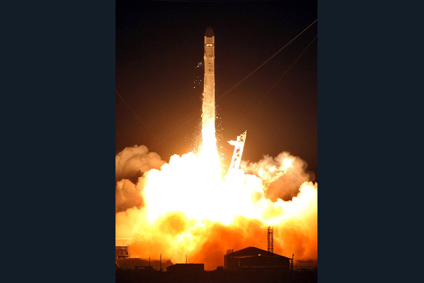 当地时间2012年10月7日，美国太空探索技术公司（SpaceX）向国际空间站发射“龙”货运飞船。  Red Huber/东方IC_商业飞船“龙”首次向国际空间站运货