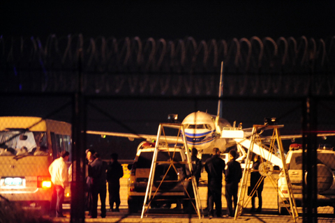 10月8日晚，兰州中川机场，相关部门人员正在迫降飞机现场处置。    张锰/新华社