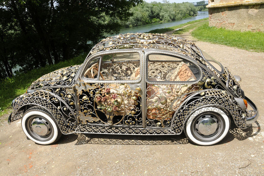 克罗地亚一家制造商打造的镂空甲壳虫轿车。   Andy Willsheer / Rex Features/东方IC_克罗地亚打造全球唯一镂空甲壳虫轿车