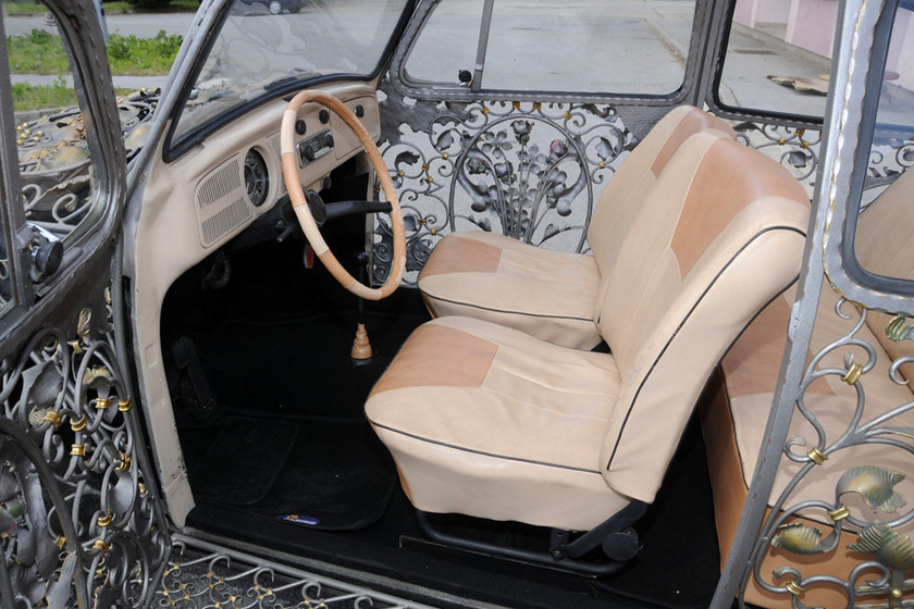 克罗地亚一家制造商打造的镂空甲壳虫轿车。   Andy Willsheer / Rex Features/东方IC_克罗地亚打造全球唯一镂空甲壳虫轿车