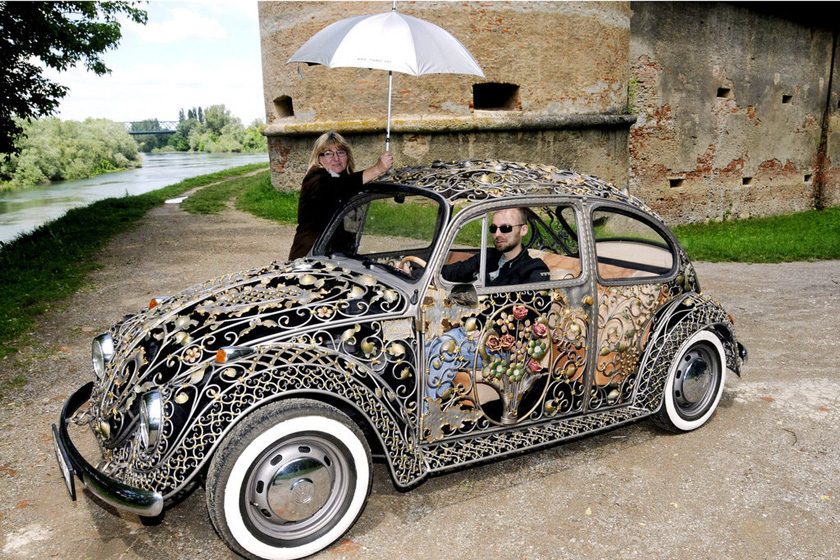 克罗地亚一家制造商打造的镂空甲壳虫轿车。   Andy Willsheer / Rex Features/东方IC_克罗地亚打造全球唯一镂空甲壳虫轿车