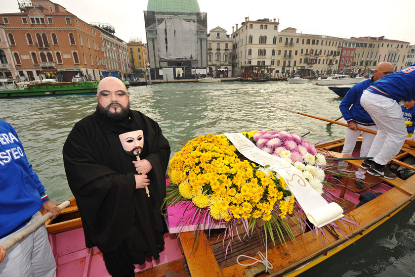 2009年11月14日，意大利威尼斯，由于水患严重等原因，威尼斯人口跌至6万，一个叫“Venessia.com”的组织为水城办起了“葬礼”。  ANDREA PATTARO/东方IC _盘点世界上可能消失的城市