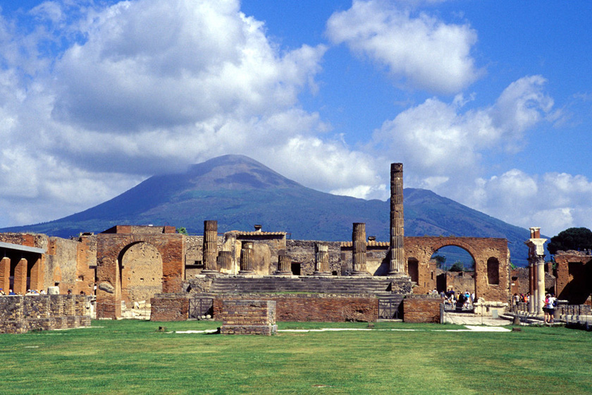 2002年5月29日，那不勒斯，被维苏威火山毁灭的庞贝古城遗址。   ZUMA Press/东方IC _盘点世界上可能消失的城市