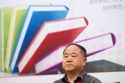 资料图：作家莫言，拍摄于2012年8月15日。 吴军/东方IC