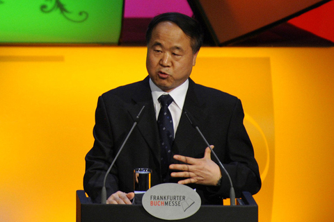 资料图：作家莫言，拍摄于2009年10月13日。 JOHN MACDOUGALL/东方IC