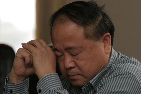 资料图：作家莫言，拍摄于2006年10月16日。 毛孩儿/CFP