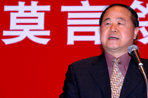 资料图：作家莫言，拍摄于2005年12月19日。 huangqing/东方IC