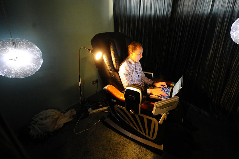 当地时间2012年10月2日，莫斯科，谷歌俄罗斯公司，一名员工在按摩椅上工作。   Krasilnikov Stanislav/东方IC_名企办公环境PK