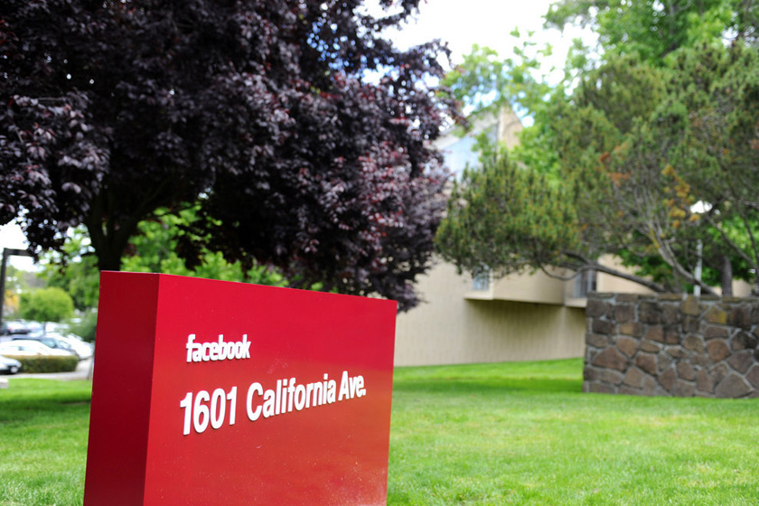 当地时间2010年5月26日，美国加州帕罗奥托，Facebook总部，Facebook的红色标志墙。  GABRIEL BOUYS/东方IC_名企办公环境PK