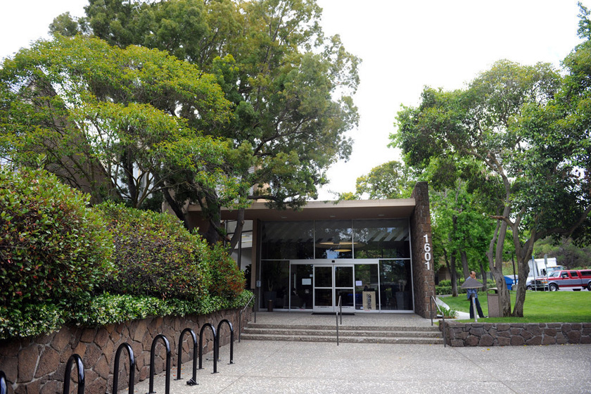 当地时间2010年5月26日，美国加州帕罗奥托，Facebook总部，Facebook的入口，绿树掩映如同公园一角。  GABRIEL BOUYS/东方IC_名企办公环境PK