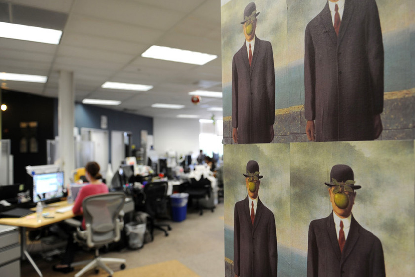 当地时间2010年5月26日，美国加州帕罗奥托，Facebook总部，抽象画作品。  GABRIEL BOUYS/东方IC_名企办公环境PK