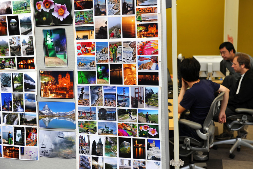 当地时间2010年5月26日，美国加州帕罗奥托，Facebook总部，图片墙。  GABRIEL BOUYS/东方IC_名企办公环境PK