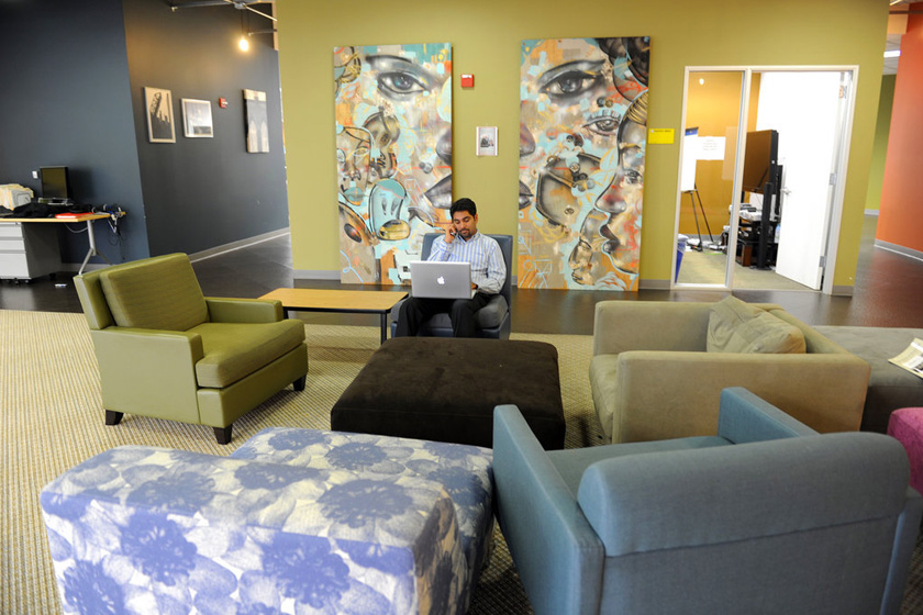 当地时间2010年5月26日，美国加州帕罗奥托，Facebook总部，沙发区。  GABRIEL BOUYS/东方IC_名企办公环境PK