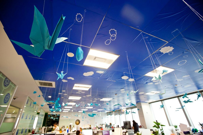 2012年4月26日，上海谷歌的新办公室，不仅装饰个性化，娱乐设施也一应具全，充满了欢乐元素。   Wujun/东方IC_名企办公环境PK