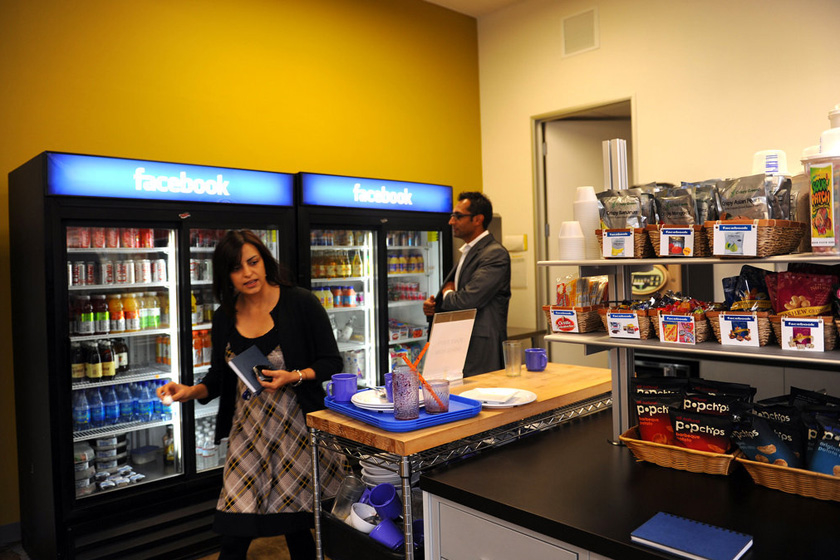 当地时间2010年5月26日，美国加州帕罗奥托，Facebook总部，员工餐饮区。  GABRIEL BOUYS/东方IC_名企办公环境PK