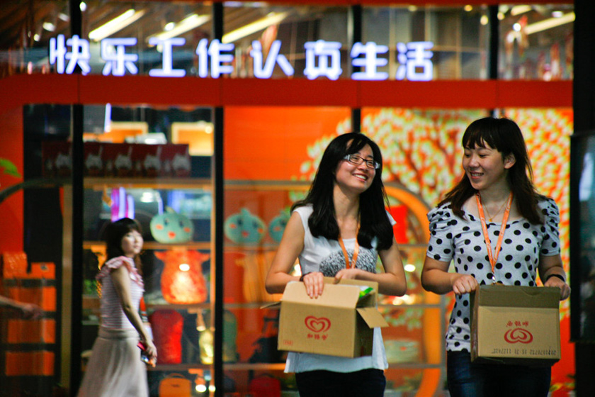 2011年7月14日，杭州，阿里巴巴滨江园区努力为员工营造快乐工作认真生活的氛围。  若瑟/东方IC_名企办公环境PK