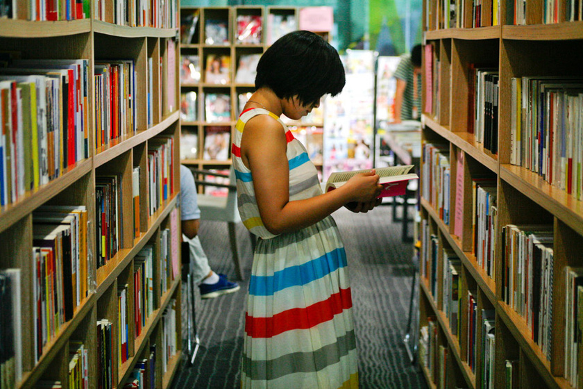 2011年7月14日，杭州，阿里巴巴滨江园区，小型图书馆吸引了不少员工前来阅读，放松心情。  若瑟/东方IC_名企办公环境PK