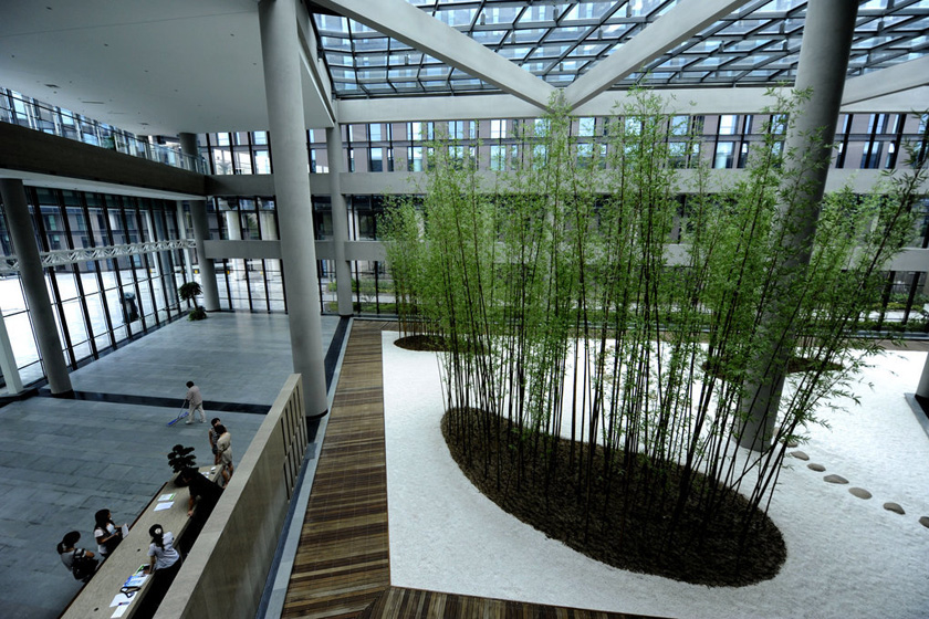 2011年7月19日，位于杭州滨江区的网易杭州研发中心正式启用。   梁臻/东方IC_名企办公环境PK