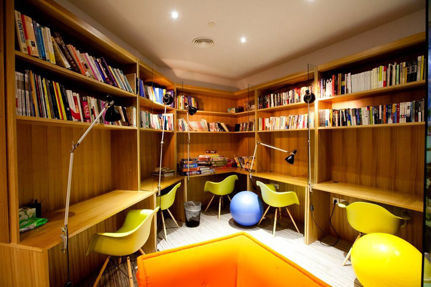 2012年4月26日，上海谷歌的新办公室，不仅装饰个性化，娱乐设施也一应具全，充满了欢乐元素。   Wujun/东方IC_名企办公环境PK