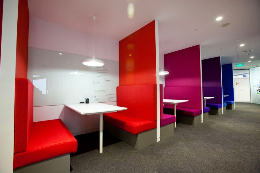 2012年4月26日，上海谷歌的新办公室，不仅装饰个性化，娱乐设施也一应具全，充满了欢乐元素。   Wujun/东方IC_名企办公环境PK