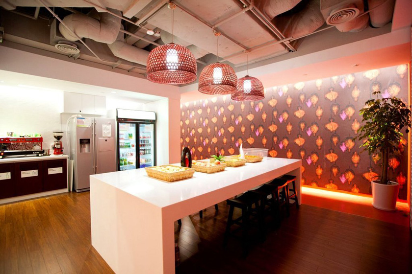 2012年4月26日，上海谷歌的新办公室，不仅装饰个性化，娱乐设施也一应具全，充满了欢乐元素。   Wujun/东方IC_名企办公环境PK