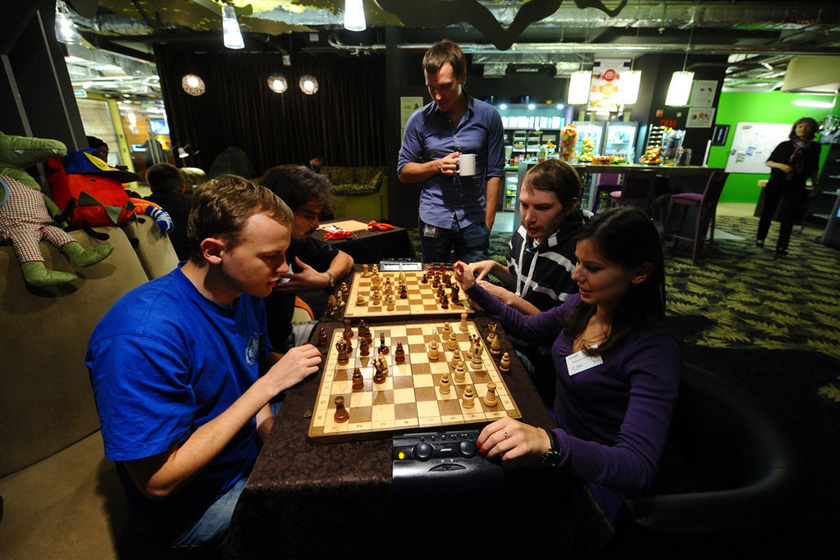 当地时间2012年10月2日，莫斯科，谷歌俄罗斯公司，员工下国际象棋。   Krasilnikov Stanislav/东方IC_名企办公环境PK