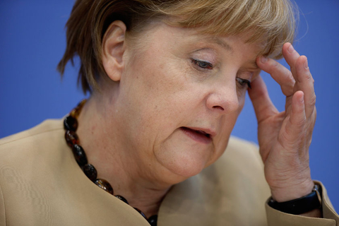 2012年9月17日，德国柏林，德国总理默克尔出席新闻发布会。默克尔当天重申其对欧洲央行债券购买计划的支持，她寻求在支持欧洲央行行长德拉吉的同时不疏远颇具影响力的德国央行。ermann Bredehorst/CFP