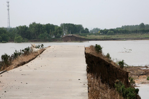 10月14日，江苏镇江，岌岌可危的江堤。  万凌云/CFP