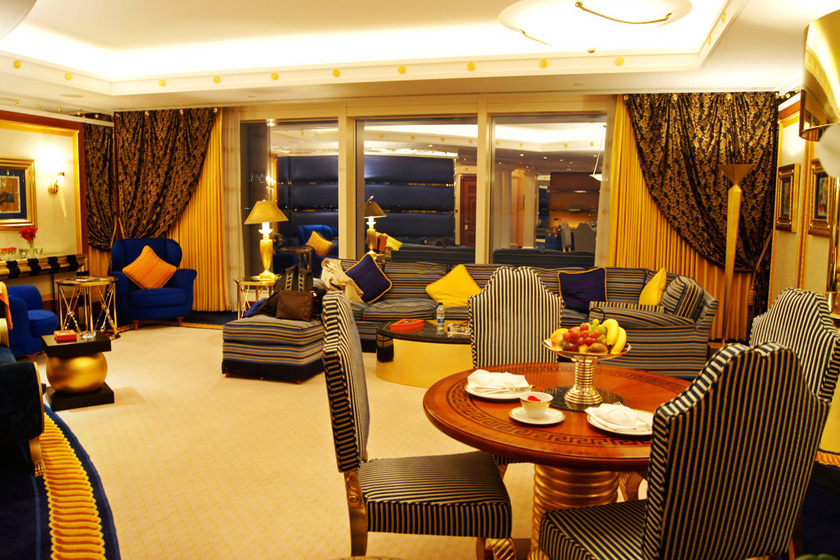 2009年12月3日，阿联酋迪拜帆船酒店内景。  邱臻/东方IC_揭秘迪拜奢华七星级酒店