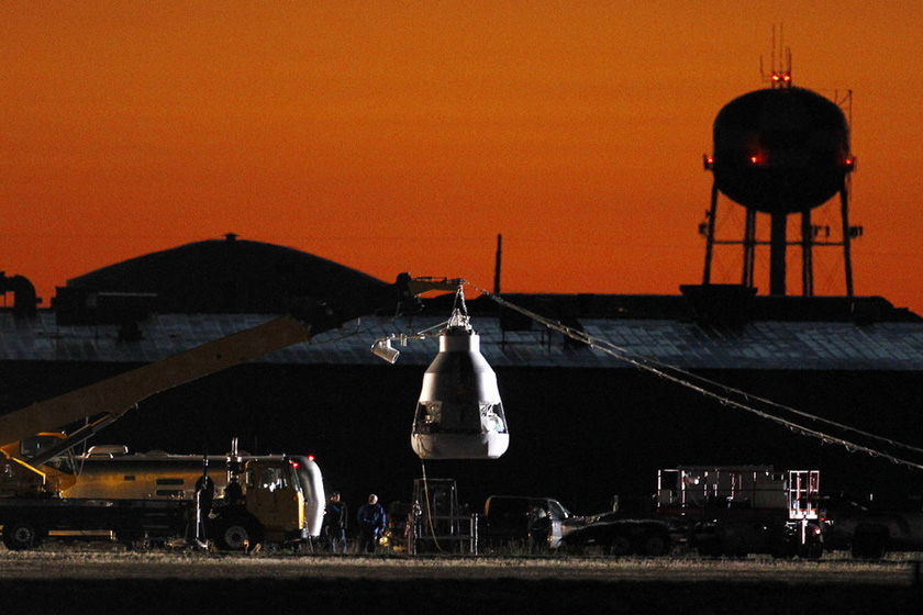 10月14日，日出时分，工作人员为太空跳伞做准备。 Ross Franklin/东方IC _奥地利冒险家挑战太空边缘超音速跳伞