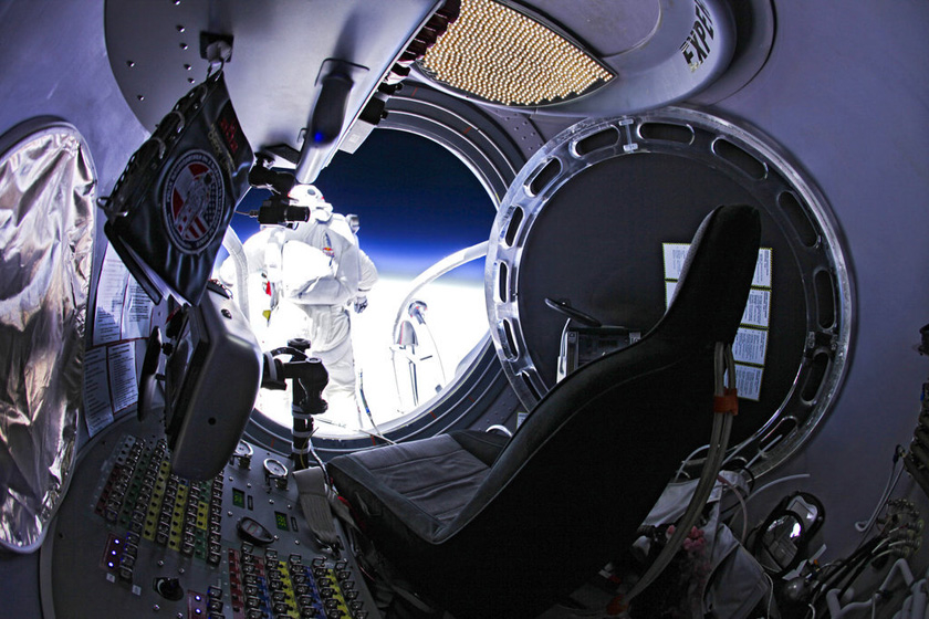 10月14日，鲍姆加特纳准备从距地面高度约3.9万米的氦气球携带的太空舱上跳下。   Jay Nemeth/东方IC _奥地利冒险家挑战太空边缘超音速跳伞