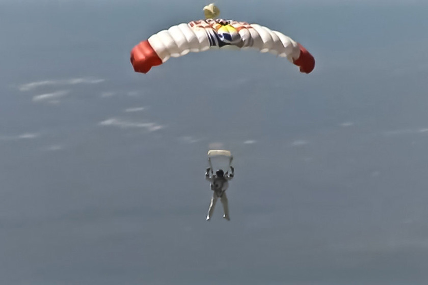 鲍姆加特纳以自由落体的速度直线坠落，其下落平均速度达到 了1137公里每小时（下落速度达到最快时可达到1.2倍超音速，超音速约为1224公里）！随后他打开了降落伞，整个降落过程总共花费了10分钟。  Vedat Xhymshiti/东方IC _奥地利冒险家挑战太空边缘超音速跳伞