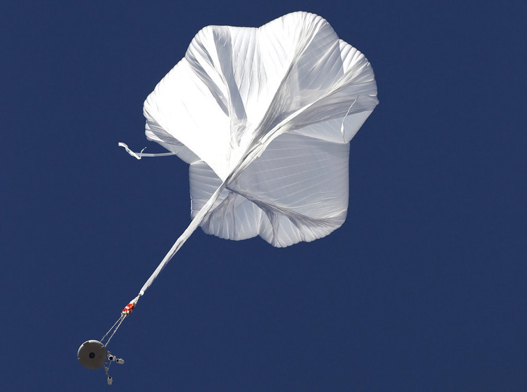 10月14日，鲍姆加特纳升空。  Ross Franklin/东方IC _奥地利冒险家挑战太空边缘超音速跳伞