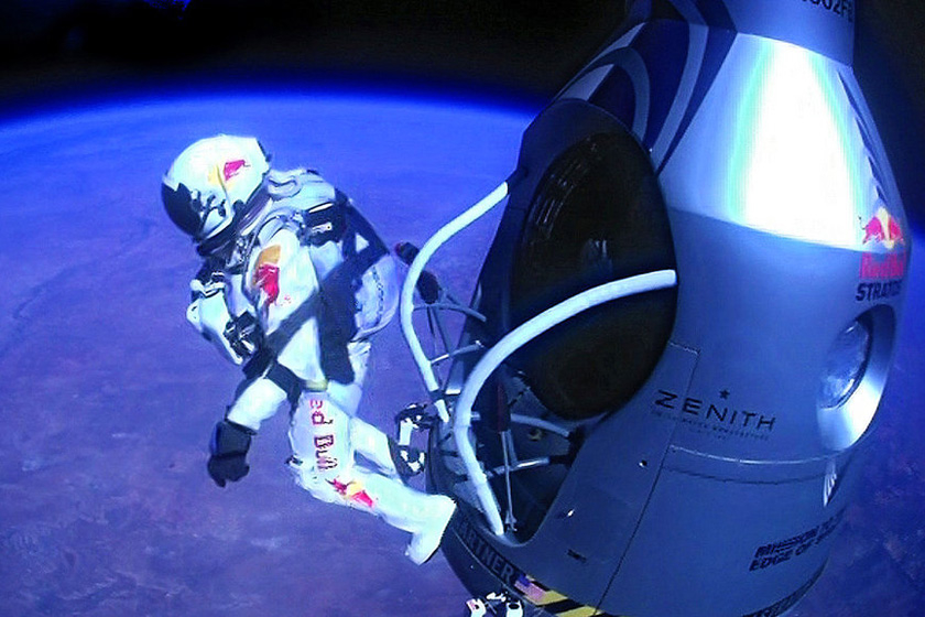 10月14日，鲍姆加特纳准备从距地面高度约3.9万米的氦气球携带的太空舱上跳下。   Jay Nemeth/东方IC _奥地利冒险家挑战太空边缘超音速跳伞