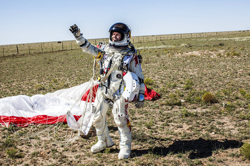 10月14日，鲍姆加特纳成功着陆。  Balazs Gardi/东方IC _奥地利冒险家挑战太空边缘超音速跳伞