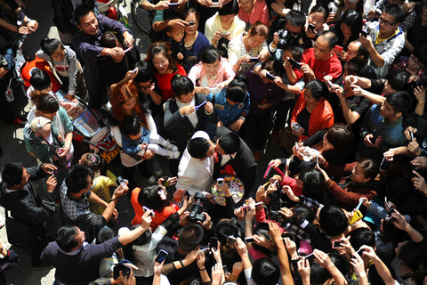 10月2日，福建省宁德柘荣，在围观人群强烈要求下，强少忠少深情吻在了一起。  7鹏/东方IC