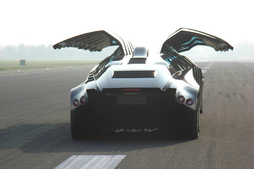 巴士身长15米，宽2.5米，高1.65米，配备8扇鸥翼式车门，最高时速可达每小时250公里。   Delft University Of TechnologyWhitehotpix/东方IC_时速250公里的超级巴士