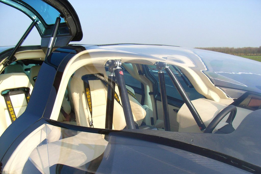 巴士身长15米，宽2.5米，高1.65米，配备8扇鸥翼式车门，最高时速可达每小时250公里。   Delft University Of TechnologyWhitehotpix/东方IC_时速250公里的超级巴士