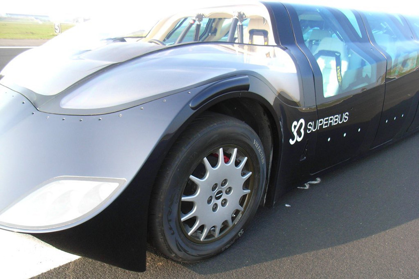 巴士身长15米，宽2.5米，高1.65米，配备8扇鸥翼式车门，最高时速可达每小时250公里。   Delft University Of TechnologyWhitehotpix/东方IC_时速250公里的超级巴士