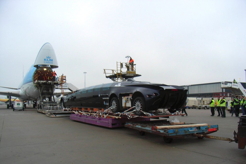 巴士身长15米，宽2.5米，高1.65米，配备8扇鸥翼式车门，最高时速可达每小时250公里。   Delft University Of TechnologyWhitehotpix/东方IC_时速250公里的超级巴士