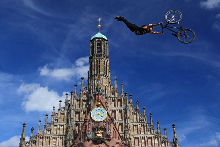 2011年9月10日，纽伦堡，极限小轮车高手在教堂前秀车技，高难度动作惊险刺激。  DANIEL KARMANN/东方IC _那些玩命的运动