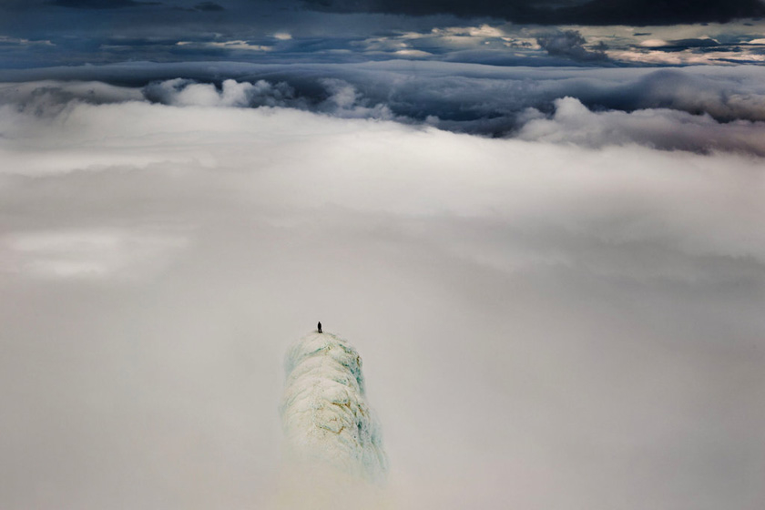 Remi McMurtry和Will Copestake 两人徒步在冰岛履行，忍受着59年来最冷的6月份，他们分别爬上了两座高山，而Will Copestake从另一座山上拍摄同伴孤单在山顶的照片。  东方IC_那些玩命的运动