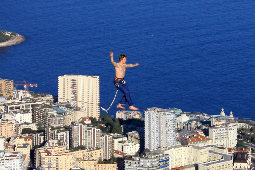 美国23岁男子Mich Kemeter在摩纳哥的蒙特卡洛200英尺的上空挑战无保护走钢丝，顺利穿过1英尺宽、50米长的钢丝，完成了这场让人心惊肉跳的表演。   东方IC_那些玩命的运动